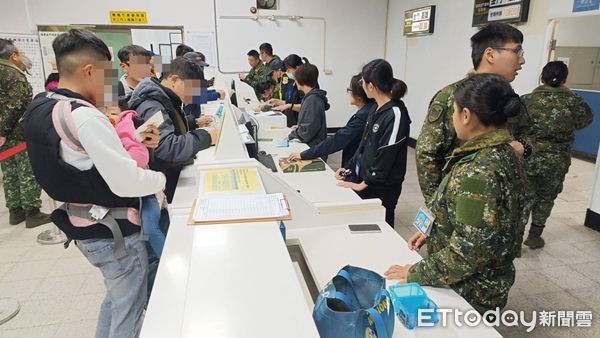 ▲▼金門濃霧封鎖，民眾搭軍機回家。（圖／民眾提供）