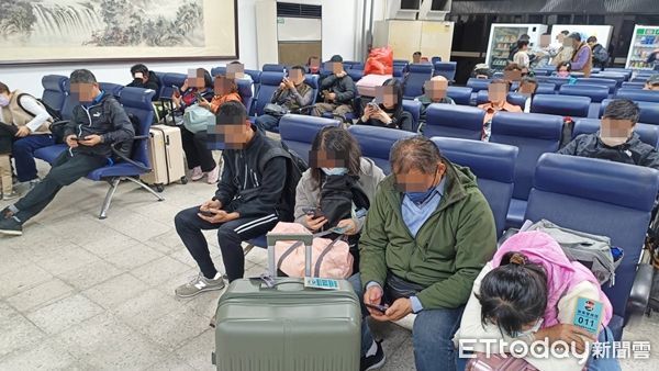 ▲▼金門濃霧封鎖，民眾搭軍機回家。（圖／民眾提供）