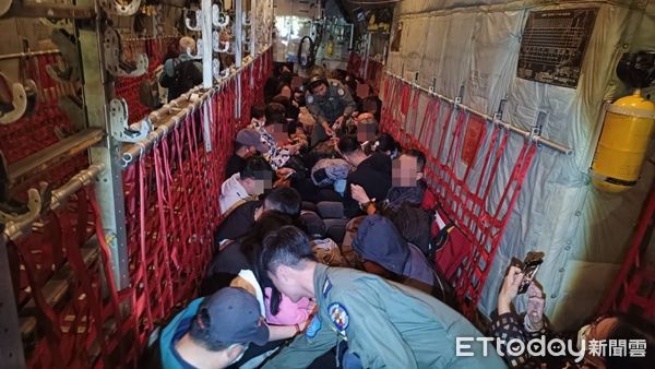 ▲▼金門濃霧封鎖，民眾搭軍機回家。（圖／民眾提供）