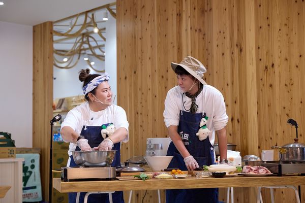 ▲林美秀(左)與許富凱相對而望。（圖／三立提供）