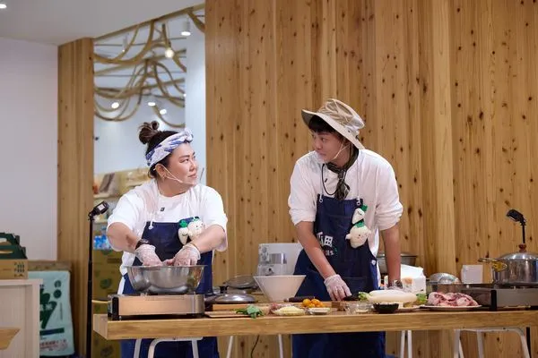 ▲林美秀(左)與許富凱相對而望。（圖／三立提供）