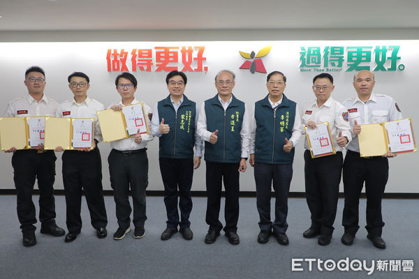 ▲台南市研考會辦理「台南市政府及所屬機關學校2024年創新提案競賽」，並於4日舉行頒獎典禮，由祕書長方進呈主持，向獲獎團隊表達肯定與嘉勉。（圖／記者林東良翻攝，下同）