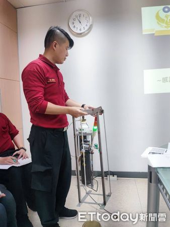 ▲台南市研考會辦理「台南市政府及所屬機關學校2024年創新提案競賽」，並於4日舉行頒獎典禮，由祕書長方進呈主持，向獲獎團隊表達肯定與嘉勉。（圖／記者林東良翻攝，下同）