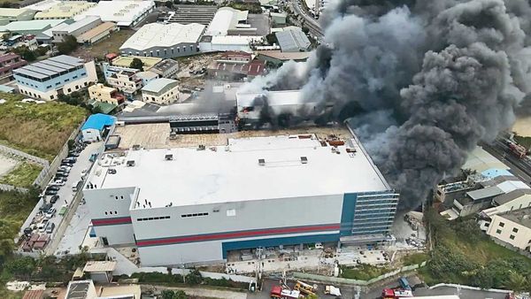 全聯倉儲大火奪走9條人命，業界揭露耐燃建材造假內幕。（台中市消防局提供）