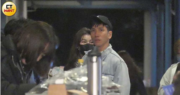 現正熱戀中1／采子十指緊扣新男友　大街上親密互動全被拍