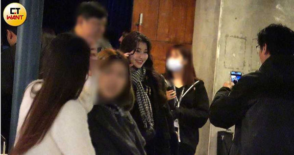 現正熱戀中1／采子十指緊扣新男友　大街上親密互動全被拍