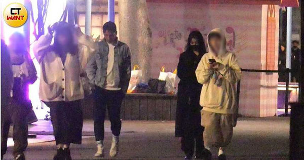 現正熱戀中1／采子十指緊扣新男友　大街上親密互動全被拍