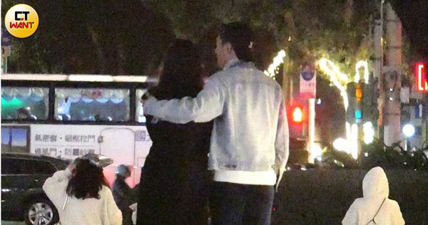 現正熱戀中1／采子十指緊扣新男友　大街上親密互動全被拍