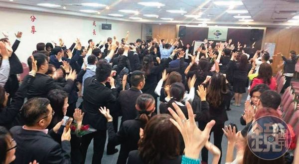 老師出場時，全體須站起來歡呼恭迎進場。（受訪者提供）