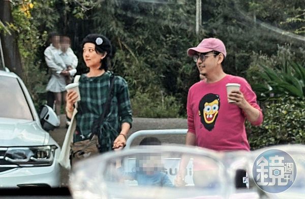 黃子佼（右）、孟耿如（左）夫妻倆牽著女兒（中），現身新北市三峽喝咖啡，一家人有說有笑。（讀者提供）