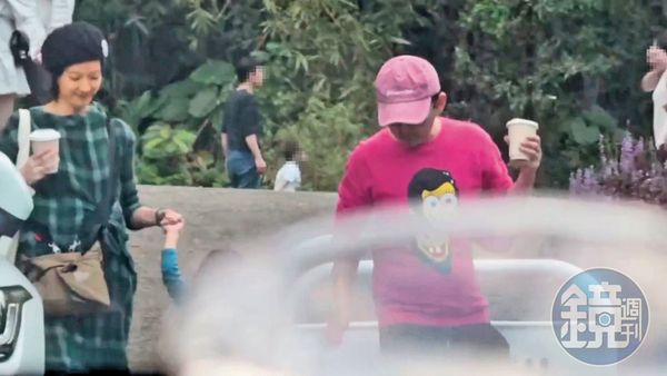 3月1日週六下午，黃子佼（右）被本刊讀者目擊穿著超顯眼粉紅上衣跟粉紅帽出門。左為孟耿如。（讀者提供）