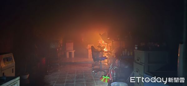 ▲基隆住宅凌晨火警 幸無人傷亡。（圖／記者郭世賢翻攝）