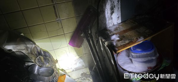 ▲基隆住宅凌晨火警 幸無人傷亡。（圖／記者郭世賢翻攝）