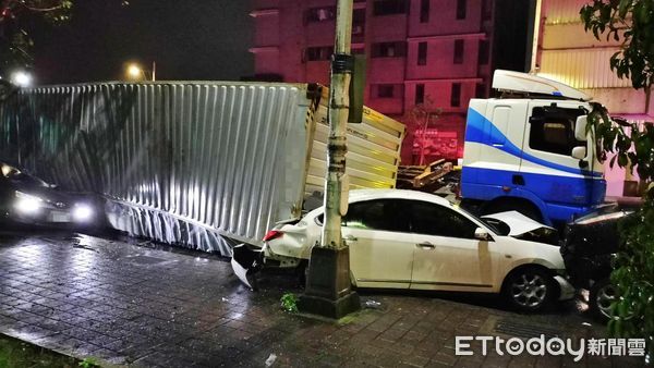 ▲基隆貨櫃車側翻。（圖／記者郭世賢翻攝）