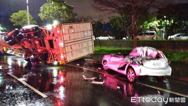 ▲基隆貨櫃車側翻。（圖／記者郭世賢翻攝）