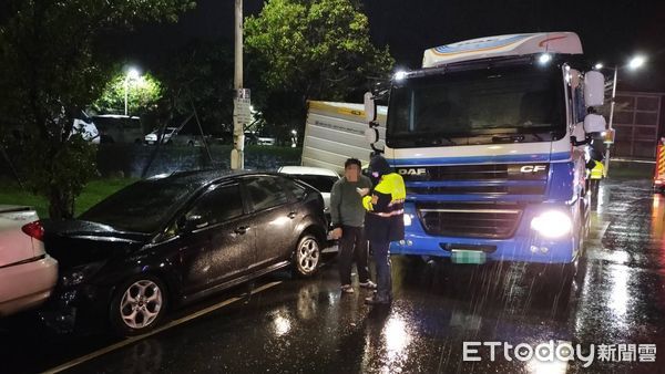 ▲基隆貨櫃車側翻。（圖／記者郭世賢翻攝）