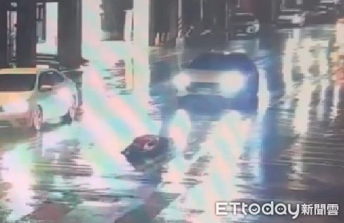 ▲女子疑似喝醉躺臥鬧區馬路自拍，險些遭後車輾壓，警方將循線追查身分開罰。（圖／記者楊永盛翻攝）