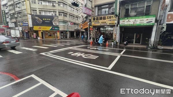 ▲女子疑似喝醉躺臥鬧區馬路自拍，險些遭後車輾壓，警方將循線追查身分開罰。（圖／記者楊永盛翻攝）