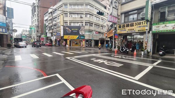 ▲女子疑似喝醉躺臥鬧區馬路自拍，險些遭後車輾壓，警方將循線追查身分開罰。（圖／記者楊永盛翻攝）