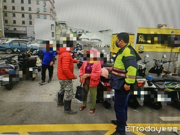 ▲東港警分局東濱派出所所長吳東儒、警員蘇子煌找到王婦及機車             。（圖／記者陳崑福翻攝）