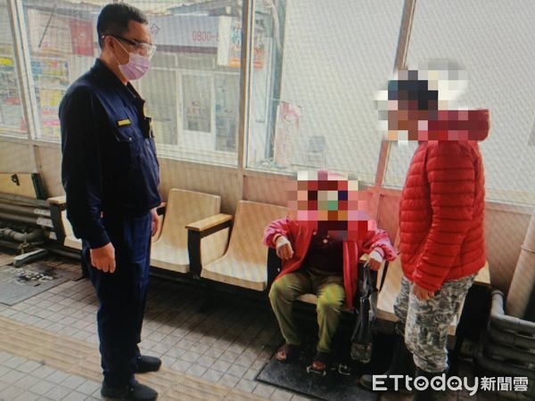 ▲東港警分局東濱派出所所長吳東儒、警員蘇子煌找到王婦及機車             。（圖／記者陳崑福翻攝）