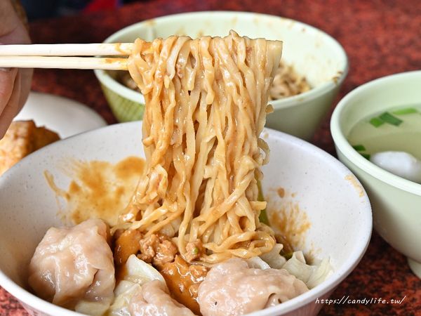 ▲▼阿姐鮮蝦大餛飩｜脆上人氣美食再一間！一週吃上好幾回的隱藏版麵店，不吃辣招牌辣醬麵別輕易嘗試！。（圖／部落客糖糖授權提供）