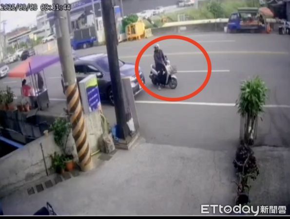▲一名竊賊停在車輛前面準備要犯案             。（圖／記者吳奕靖翻攝）