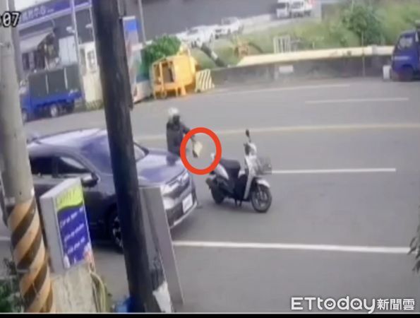 ▲一名竊賊停在車輛前面準備要犯案             。（圖／記者吳奕靖翻攝）