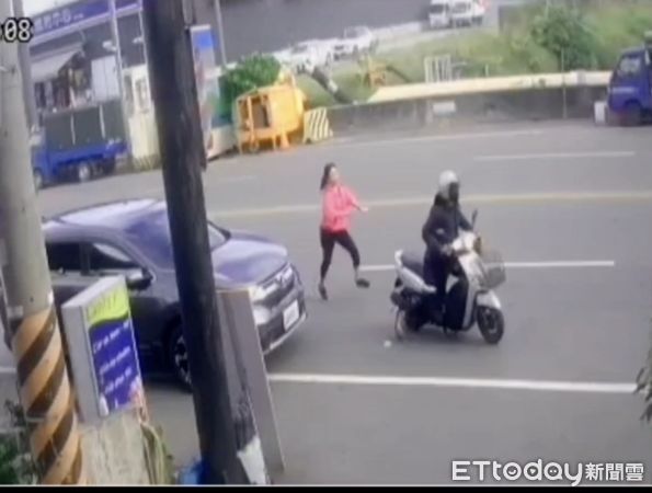 ▲一名竊賊停在車輛前面準備要犯案             。（圖／記者吳奕靖翻攝）