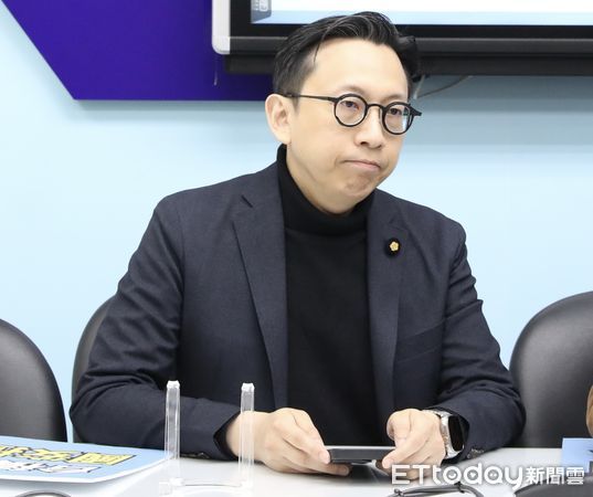 ▲▼國民黨團召開 台積電變美積電  國安拉警報 記者會王鴻薇 柯志恩 葛如鈞。（圖／記者屠惠剛攝）