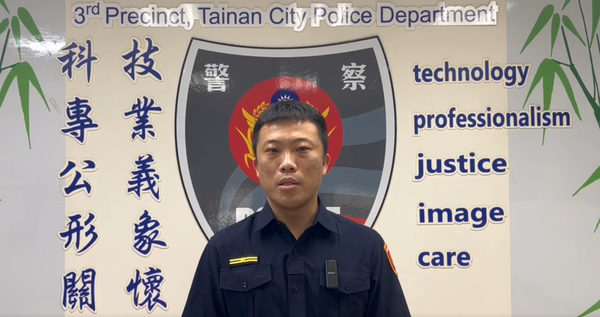 ▲台南市安南區公學路4段54巷105弄發生民宅遮雨棚被強風吹落意外事故，並扯斷電線，市警三分局據報員到場管制戒護。（圖／民眾提供，下同）