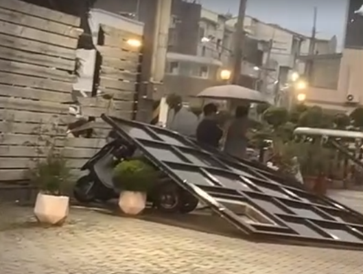 ▲台南市安南區公學路4段54巷105弄發生民宅遮雨棚被強風吹落意外事故，並扯斷電線，市警三分局據報員到場管制戒護。（圖／民眾提供，下同）