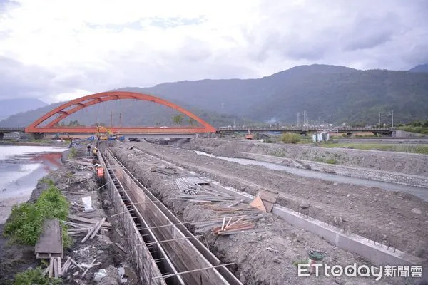 花蓮無尾溪拓寬通水斷面工程已完成預力樑設置進度超前預計今年完工。（圖／花蓮縣政府提供，下同）