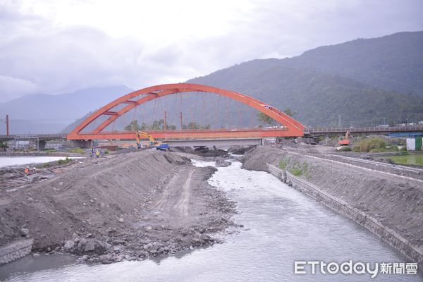 花蓮無尾溪拓寬通水斷面工程已完成預力樑設置進度超前預計今年完工。（圖／花蓮縣政府提供，下同）