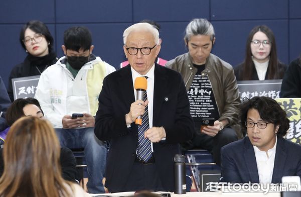 ▲▼曹興誠 沈伯洋 全台大罷免 反對政治詐騙 找回專業國會。（圖／記者屠惠剛攝）