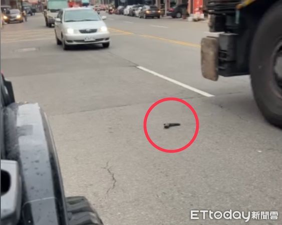 ▲▼台中馬路正中間「有一把槍」　被帶到公園證實為玩具。（圖／民眾提供）