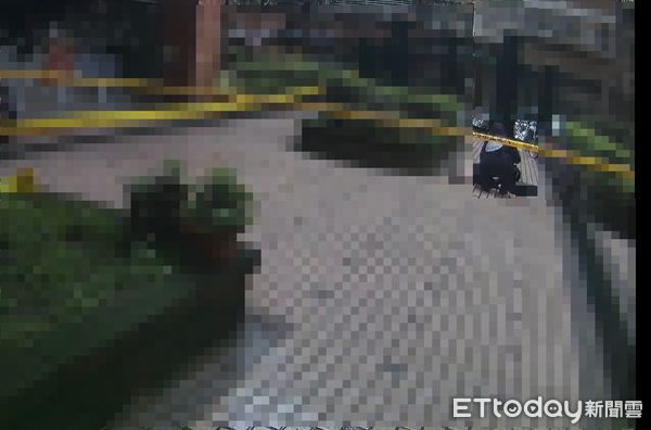 ▲張男今晨被發現倒臥中庭，警方初步排除有外力介入。（圖／記者陸運陞翻攝）