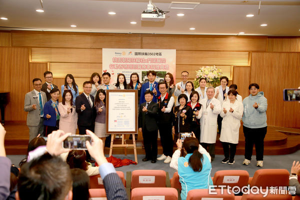 ▲▼國際扶輪社捐贈門諾醫院行動吞嚥巡迴醫療車及相關檢查設備，舉行捐贈儀式。（圖／門諾醫院提供，下同）