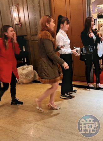 Makiyo（左二）和丫子（左一）一起出席友人喜宴。（讀者提供）