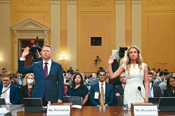 2022年7月21日，美國國會眾議院調查國會大廈騷亂事件特別委員會在當晚舉行聽證會。圖為博明出席聽證會，妻子楊小燕亦陪同出席。（東方IC）