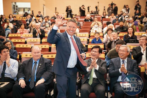 2月21日，博明（前左2）出席《沸騰的護城河》中譯版新書座談，美國退役海軍少將蒙哥馬利（前左1）也出席座談。