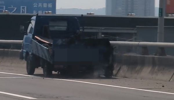 ▲▼小貨車後輪全破，駕駛仍執意上路還開路肩，最高開罰1萬2千元。（圖／記者爆料網提供）