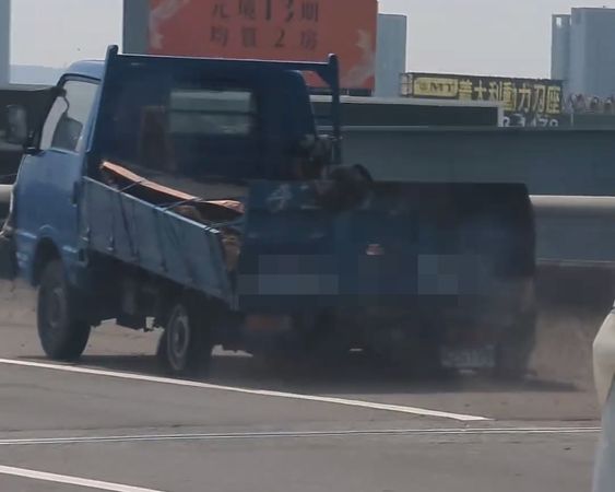 ▲▼小貨車後輪全破，駕駛仍執意上路還開路肩，最高開罰1萬2千元。（圖／記者爆料網提供）