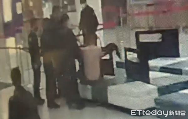 ▲▼醉男大鬧金門機場。（圖／記者林名揚翻攝）