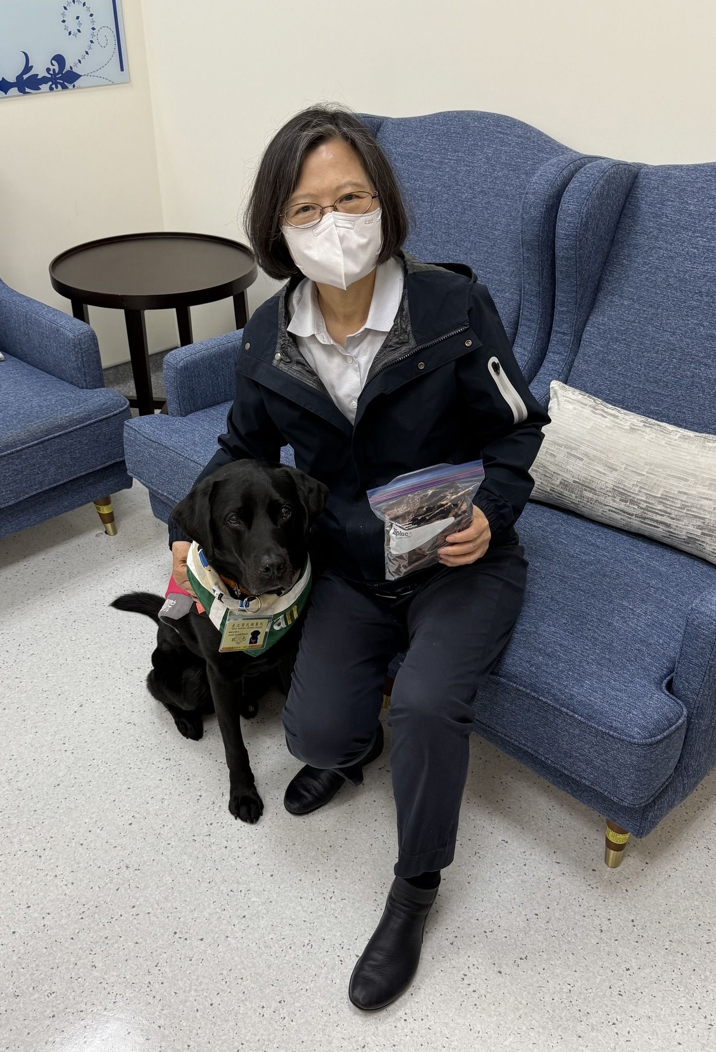 前總統蔡英文帶牛肉乾慰勞北榮輔助治療犬歐巴。（圖／翻攝北榮臉書）