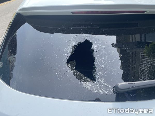 ▲台中2惡煞「國道丟珍奶」逼車畫面曝！持破窗器砸車　孕婦懷疑老手。（圖／民眾提供）