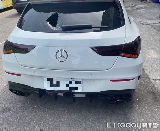 ▲台中2惡煞「國道丟珍奶」逼車畫面曝！持破窗器砸車　孕婦懷疑老手。（圖／民眾提供）