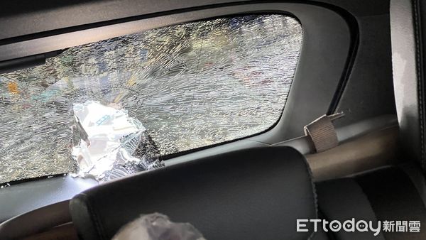 ▲台中2惡煞「國道丟珍奶」逼車畫面曝！持破窗器砸車　孕婦懷疑老手。（圖／民眾提供）