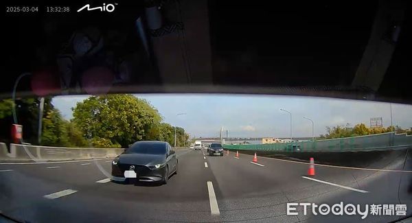 ▲台中2惡煞「國道丟珍奶」逼車畫面曝！持破窗器砸車　孕婦懷疑老手。（圖／民眾提供）