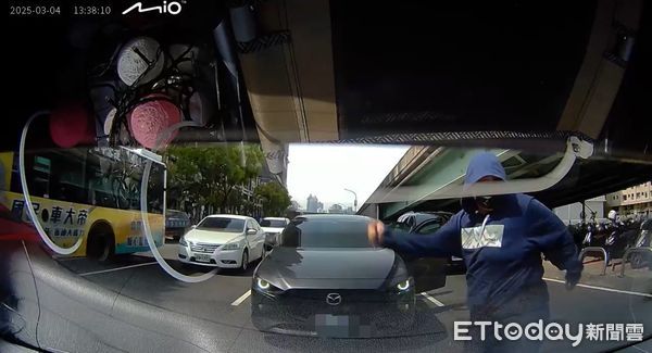 ▲台中2惡煞「國道丟珍奶」逼車畫面曝！持破窗器砸車　孕婦懷疑老手。（圖／民眾提供）